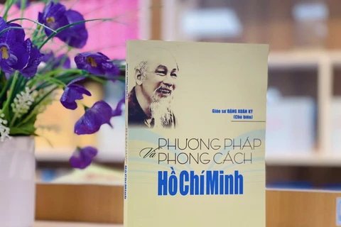 Cuốn sách “Phương pháp và phong cách Hồ Chí Minh” do Giáo sư Đặng Xuân Kỳ chủ biên. (Nguồn: báo Chính phủ)