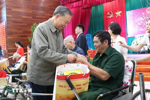 Đại tướng Tô Lâm, Ủy viên Bộ Chính trị, Bộ trưởng Bộ Công an tặng quà Tết cho các thương, bệnh binh tại Trung tâm điều dưỡng thương binh Thuận Thành. (Ảnh: Thanh Thương/TTXVN)