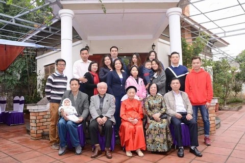 Một gia đình ở Hà Nội với 5 thế hệ. (Ảnh: Vietnam+)