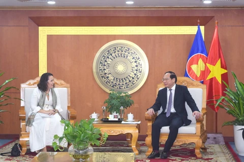 Thứ trưởng Bộ Tài nguyên và Môi trường Lê Công Thành tại buổi làm việc với Đại sứ New Zealand tại Việt Nam Trenede Dobson. (Nguồn: Báo Tài nguyên và Môi trường)