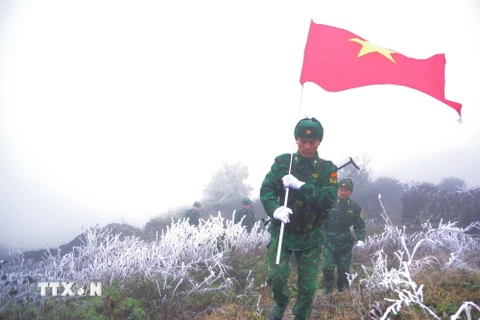 Cán bộ, chiến sỹ Đồn Biên phòng Xín Cái, Bộ đội Biên phòng tỉnh Hà Giang, tuần tra giữa băng tuyết bao phủ. (Ảnh: TTXVN phát)