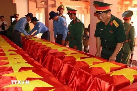 Hài cốt 43 Liệt sỹ quân tình nguyện được đón về nước sau đó sẽ tổ chức lễ truy điệu và an táng tại Nghĩa trang Liệt sỹ tỉnh Bình Phước. (Ảnh: TTXVN phát)