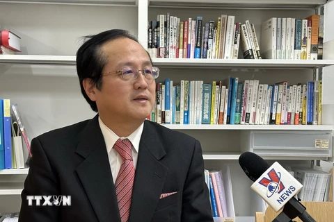 Giáo sư Junichi Iwatsuki, chuyên ngành Ngôn ngữ xã hội học, Đại học Tokyo, trả lời phỏng vấn của phóng viên TTXVN. (Ảnh: Xuân Giao/TTXVN)