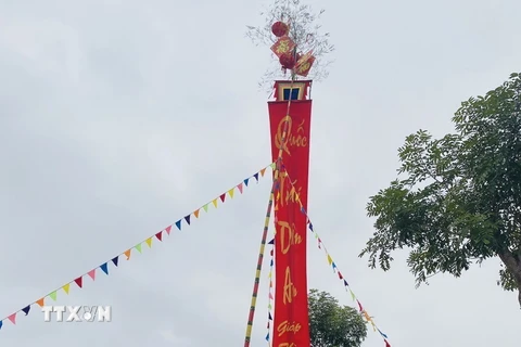 Lễ dựng cây nêu ngày Tết là phong tục truyền thống của người Việt, khi cây nêu được dựng lên là báo hiệu ngày Tết chính thức bắt đầu. (Ảnh: Hoa Mai/TTXVN)