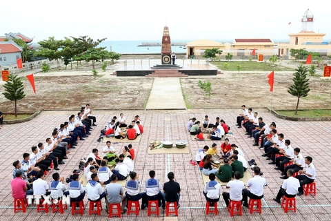 Quân dân ở Trường Sa thi gói bánh chưng đón Tết 