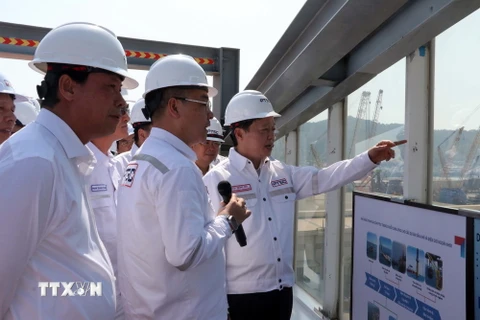 Phó Thủ tướng Trần Hồng Hà nghe lãnh đạo PTSC giới thiệu về dự án điện gió ngoài khơi. (Ảnh: Đoàn Mạnh Dương/TTXVN)