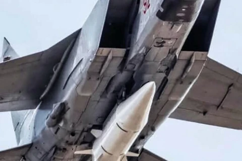 Máy bay MiG-31K mang theo tên lửa siêu vượt âm Kinzhal của Nga. (Nguồn: Ukrinform)