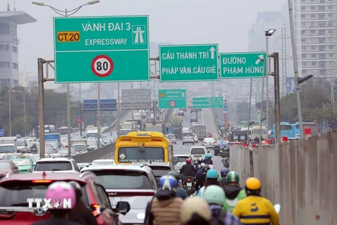 Lưu lượng giao thông tăng cao trên đường vành đai 3 Hà Nội ngày giáp Tết 