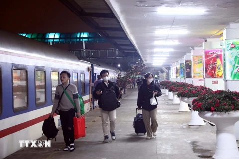 Ngành Đường sắt bổ sung gần 2.000 vé tàu phục vụ hành khách về quê đón Tết 