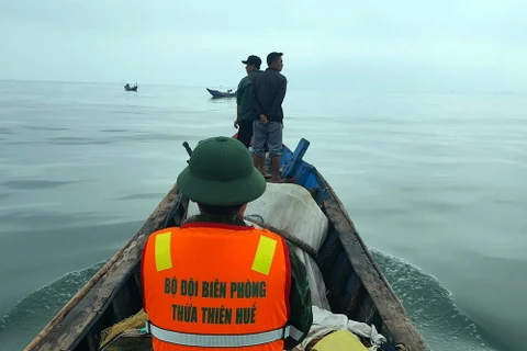 Thừa Thiên-Huế: Huy động lực lượng tìm kiếm ngư dân mất tích do lật thuyền