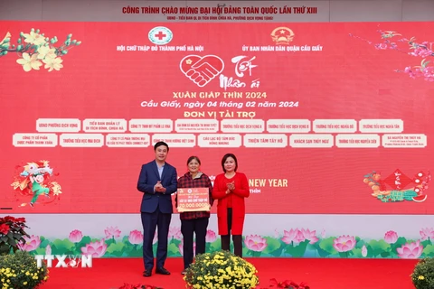 Trao tặng nhà Chữ thập đỏ với trị giá 70 triệu đồng tại quận Cầu Giấy. (Ảnh: Thanh Tùng/TTXVN)