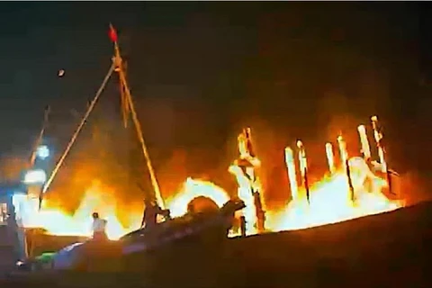 Bình Thuận: Tàu cá bất ngờ bốc cháy, 3 ngư dân may mắn thoát nạn