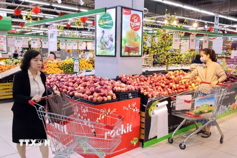 Người dân mua sắm tại siêu thị WinMart Võ Thị Sáu, quận Hai Bà Trưng, Hà Nội. (Ảnh: Trần Việt/TTXVN)