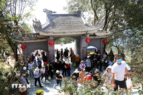 Rất đông du khách tham quan chùa Hương Tích, tỉnh Hà Tĩnh. (Ảnh: Công Tường/TXVN)