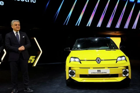 Giám đốc điều hành của Tập đoàn Renault Luca de Meo, đứng cạnh chiếc xe điện Renault 5 được trưng bày trong ngày truyền thông của Triển lãm ôtô Geneva lần thứ 91, tại Geneva, Thụy Sĩ, ngày 26/2. (Nguồn: Reuters)