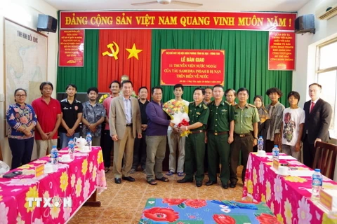 Thượng tá Phạm Văn Tám, Phó Tham mưu trưởng Bộ đội Biên phòng tỉnh Bà Rịa-Vũng Tàu tặng hoa và chụp ảnh lưu niệm cùng các thuyền viên và đại diện Tổng Lãnh sự quán hai nước. (Ảnh: TTXVN phát)