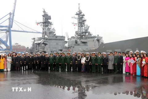 Biên đội tàu huấn luyện của Lực lượng Tự vệ trên biển Nhật Bản cùng các lực lượng Việt Nam chụp ảnh lưu niệm. (Ảnh: Hoàng Ngọc/TTXVN)