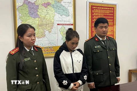 Cơ quan An ninh điều tra, Công an tỉnh Hà Giang thi hành lệnh bắt tạm giam bị can Phù Thị Nguyệt. (Ảnh: TTXVN phát)