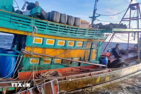 Sau vụ tấn công, ba tàu cá của ngư dân Kiên Giang đều bị hư hỏng. (Ảnh: TTXVN phát)