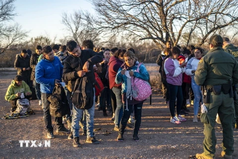 Lực lượng tuần tra biên giới kiểm tra giấy tờ của người di cư tại Eagle Pass, Texas, Mỹ, ngày 4/2 vừa qua. (Ảnh: AFP/TTXVN)