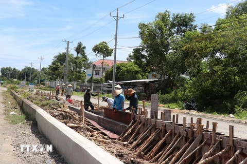 Dự án, công trình xây dựng đường Nguyễn Phúc Chu trên địa bàn thành phố Hà Tiên (Kiên Giang) đang giai đoạn thi công. Ảnh: Lê Huy Hải - TTXVN