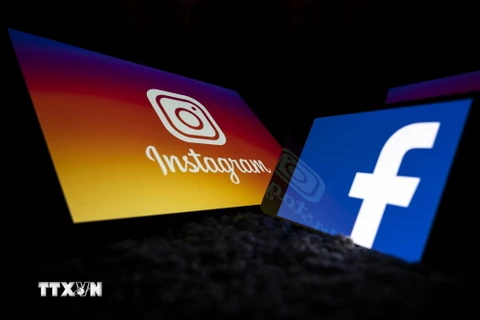 Biểu tượng của trang mạng xã hội Facebook và Instagram trên màn hình điện thoại thông minh và máy tính bảng ở Toulouse, Pháp. (Ảnh: AFP/TTXVN)