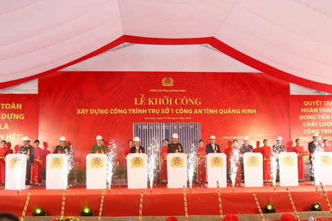 Các đại biểu bấm nút khởi công Dự án đầu tư xây dựng công trình trụ sở làm việc Công an tỉnh Quảng Ninh. (Nguồn: báo Quảng Ninh)