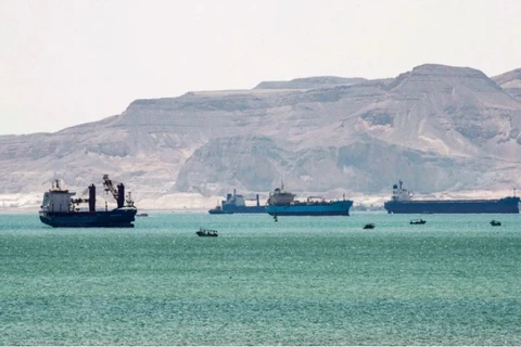 Tàu thuyền di chuyển qua kênh đào Suez, Ai Cập. (Ảnh: AFP/TTXVN)