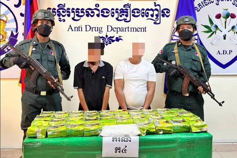 Lực lượng Cảnh sát phòng chống ma túy bắt giữ nghi phạm liên quan đến đường dây buôn bán ma túy tại Campuchia. (Nguồn: Phnompenh Post)