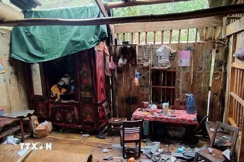 Một nhà dân ở vùng cao huyện Bảo Lạc bị tốc mái do mưa to, gió lốc. (Ảnh: TTXVN phát)
