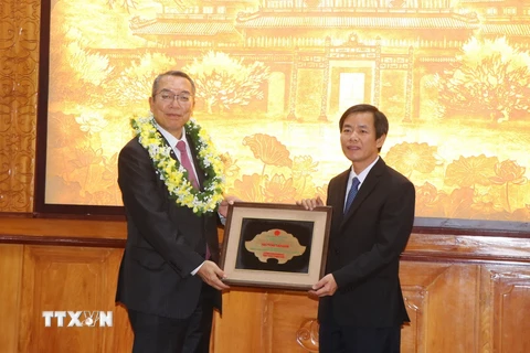 Chủ tịch UBND tỉnh Thừa Thiên-Huế Nguyễn Văn Phương trao tặng danh hiệu “Công dân danh dự tỉnh Thừa Thiên Huế” cho Giáo sư Hattori Tadashi. (Ảnh: Tường Vi/TTXVN)