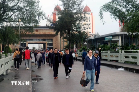 Khách du lịch xuất nhập cảnh tại Cửa khẩu quốc tế Móng Cái, tỉnh Quảng Ninh. (Ảnh: Văn Đức/TTXVN)
