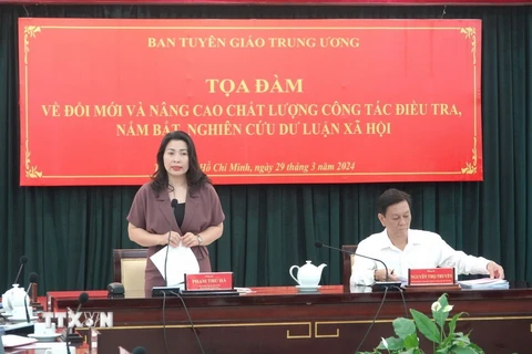 Bà Phạm Thu Hà, Viện trưởng Viện Dư luận xã hội, Ban Tuyên giáo Trung ương phát biểu tại tọa đàm. (Ảnh: Anh Tuấn/TTXVN)