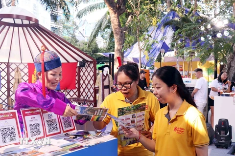 Gian hàng giới thiệu du lịch của Hiệp hội du lịch Mông Cổ nhận được sự quan tâm của các doanh nghiệp lữ hành Việt Nam. (Ảnh: Xuân Khu/TTXVN)