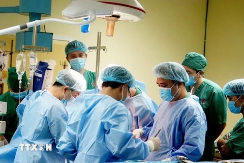 Lần đầu tiên việc lấy tạng được thực hiện tại một bệnh viện tuyến tỉnh, từ đó chuyển tới nhiều trung tâm ghép tạng trong cả nước. (Ảnh: TTXVN phát)