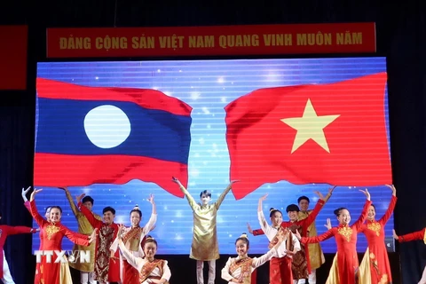 Một tiết mục văn nghệ trong Chương trình giao lưu “Thắm tình hữu nghị Việt Nam-Lào,” tổ chức tại Thành phố Hồ Chí Minh . (Ảnh: Thu Hương/TTXVN)