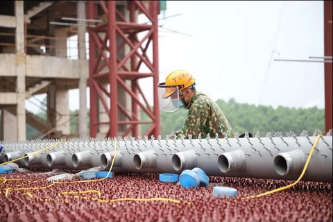 Công nhân đang hoàn thiện hệ thống làm mát của Dự án. (Nguồn: báo Phú Thọ)