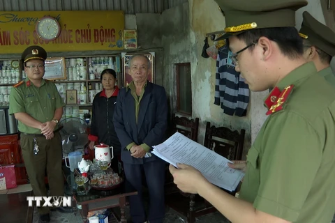 Cơ quan An ninh Điều tra Công an tỉnh Thái Bình đọc lệnh bắt tạm giam đối với Phạm Văn Yên. (Ảnh: TTXVN phát)