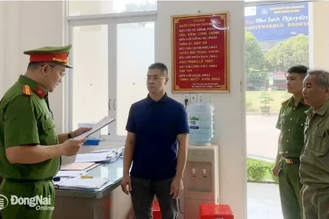 Công an đọc lệnh bắt bị can để tạm giam đối với Nguyễn Quốc Vy Liêm. (Nguồn: Công an cung cấp)