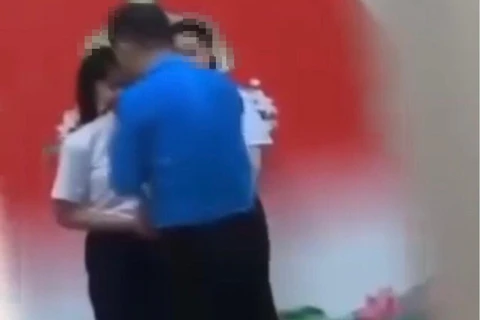Giáo viên Tổng phụ trách Đội của Trường THCS Nguyễn Thiện Thuật có hành động túm cổ áo, kéo, đẩy học sinh vào tường, áp sát mặt nữ sinh khiến dư luận bất bình (Ảnh: cắt từ clip).