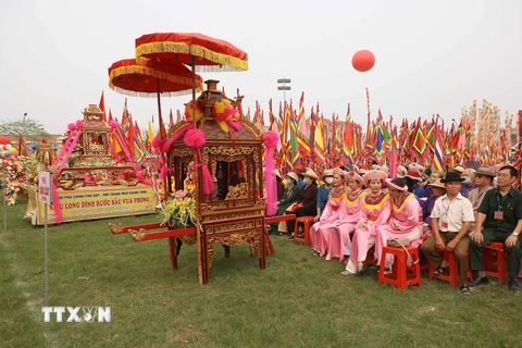 Đông đảo người dân và du khách thập phương thăm quan, trẩy hội Phủ Dầy năm 2023. (Ảnh: TTXVN)