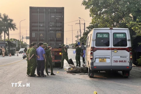 Cơ quan Công an tỉnh Quảng Trị điều tra vụ tai nạn giao thông khiến một thanh niên lái xe môtô tử vong. (Ảnh: Nguyên Linh/TXVN)