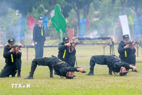 Cán bộ, chiến sỹ Cảnh sát Cơ động trình diễn bắn súng tại Lễ kỷ niệm 5 năm ngày thành lập Bộ Tư lệnh Cảnh sát Cơ động năm 2014. *Ảnh: Doãn Tấn/TTXVN)