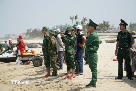 Lực lượng liên ngành tham gia tìm kiếm, cứu nạn hai anh em sinh đôi bị mất tích trên biển Hòa Hải. (Ảnh: Quốc Dũng/TTXVN)