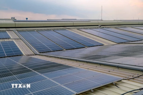 Các tấm pin năng lượng mặt trời được lắp trên mái nhà xưởng của một doanh nghiệp sản xuất bao bì ở Khu công nghiệp Vĩnh Lộc 2, Bến Lức, Long An. (Ảnh: Thanh Liêm/TTXVN)