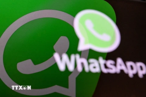 Biểu tượng ứng dụng WhatsApp trên màn hình điện thoại di động. (Ảnh: AFP/TTXVN)