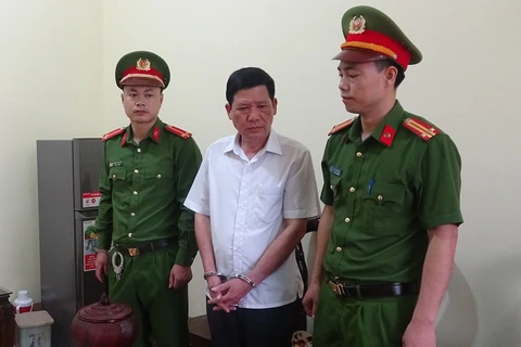 Lực lượng chức năng bắt giữ ông Nguyễn Văn Quang. (Nguồn: báo Bắc Giang)