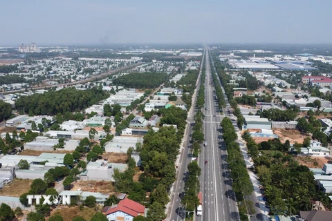 Con đường Mỹ Phước- Tân Vạn với 10 làn xe được xây dựng hiện đại qua đô thị Bến Cát. (Ảnh: Dương Chí Tưởng/TTXVN)