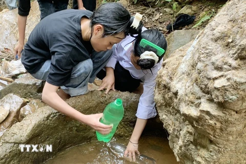 Học sinh xã Mù Sang, huyện Phong Thổ, tỉnh Lai Châu, phải ra khe nước cách trường 2km để lấy nước uống và sinh hoạt. (Ảnh: Nguyễn Oanh/TTXVN)