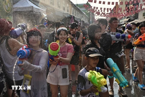 Người dân tham gia lễ hội té nước Songkran ở Bangkok, Thái Lan ngày 12/4 vừa qua. (Ảnh: AFP/TTXVN)